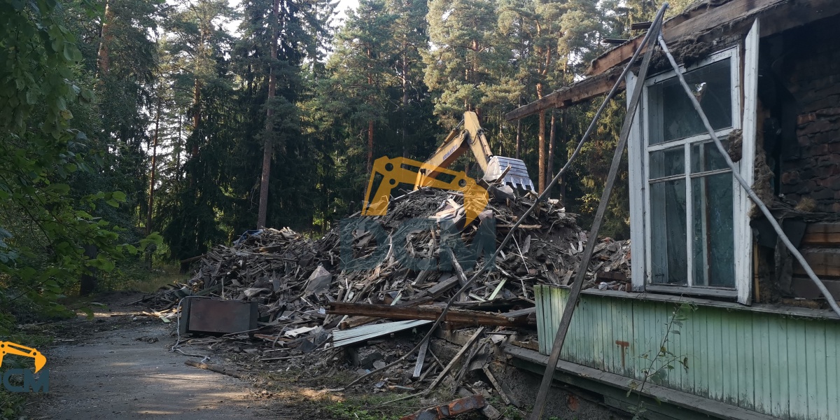 Демонтаж зданий в Санкт-Петербурге на территории недействующего детского лагеря