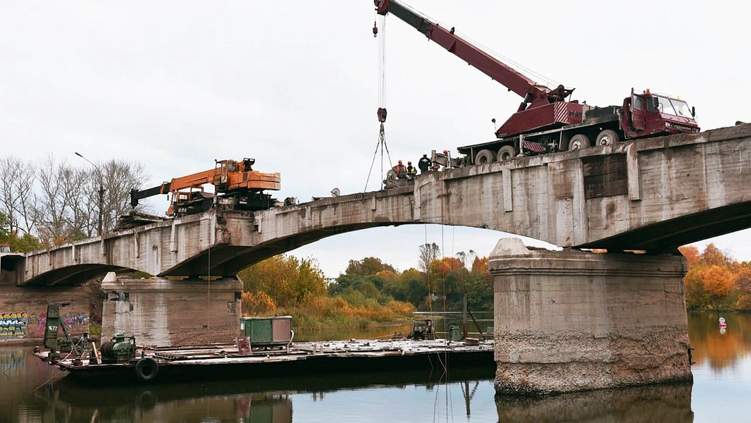 Демонтаж навесного моста