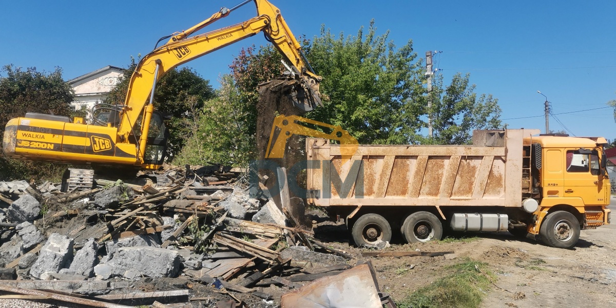 Демонтаж нежилого многоквартирного дома в городе Кондрово Калужской области