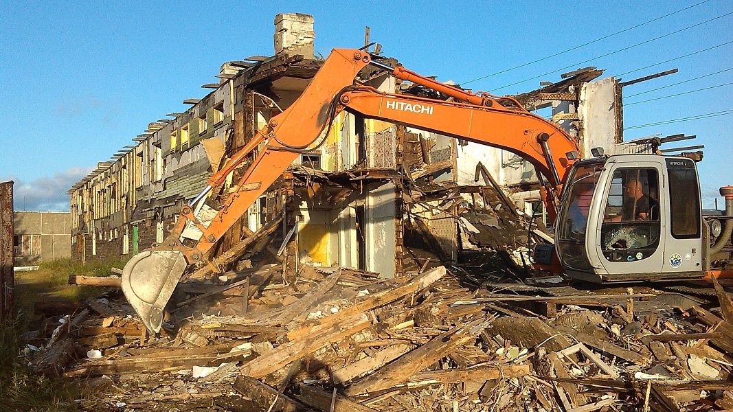 Демонтаж деревянного дома в Москве